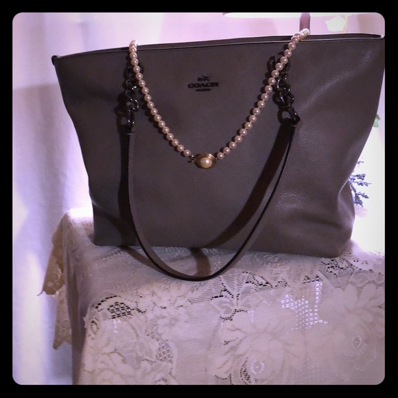 Coach Handbags - 🎠Vintage EUC Charming Coach Sofia Tote🎠